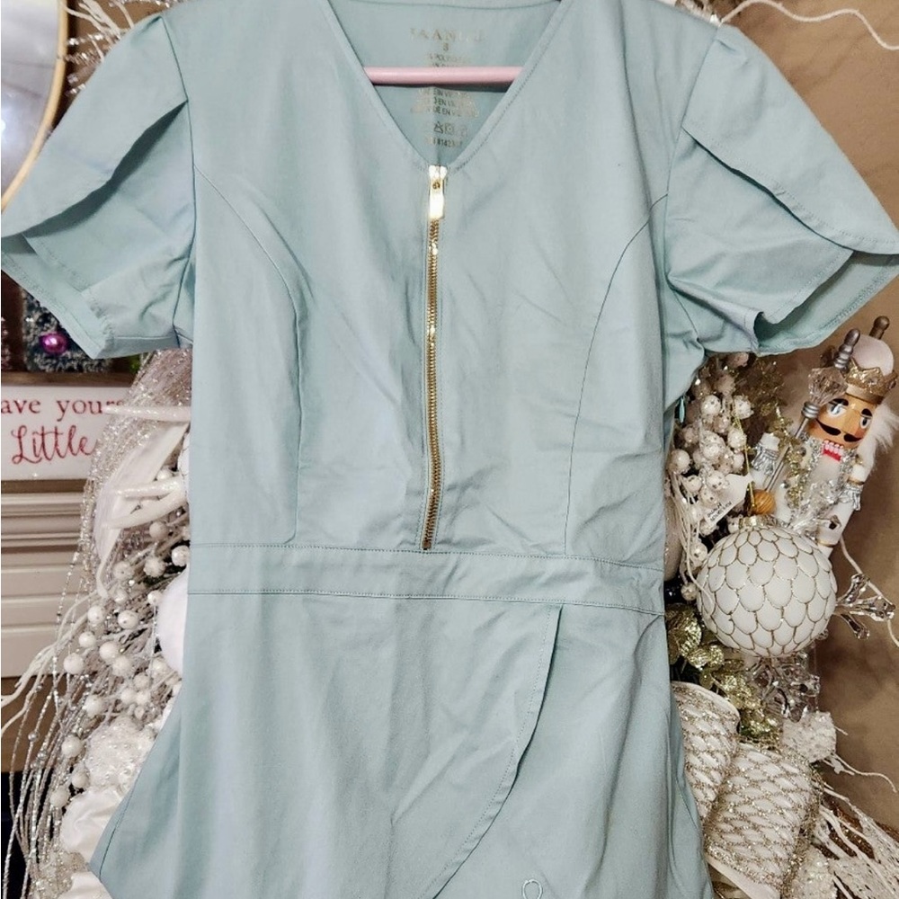 Jaanuu like new scrub set in jade size small for both
